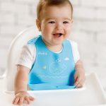 Puha szilikon baba előke zsebbel az ételmaradékok begyűjtésére, Bálna, kék – 1