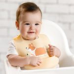 Puha szilikon baba előke zsebbel az ételmaradékok begyűjtésére, Kutyus, sárga – 1