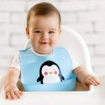 Puha szilikon baba előke zsebbel az ételmaradékok begyűjtésére, Pingvin, kék – 1