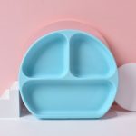 Csúszásmentes szilikon tányér baba etetőkanállal, kék, 21x19cm – 2