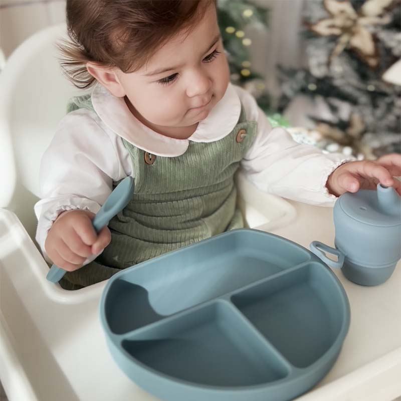 Csúszásmentes szilikon baba tányér tapadókoronggal és kanállal – babáknak és gyerekeknek – öntapadós, pasztell kék, 21cm – Dodoli – 2