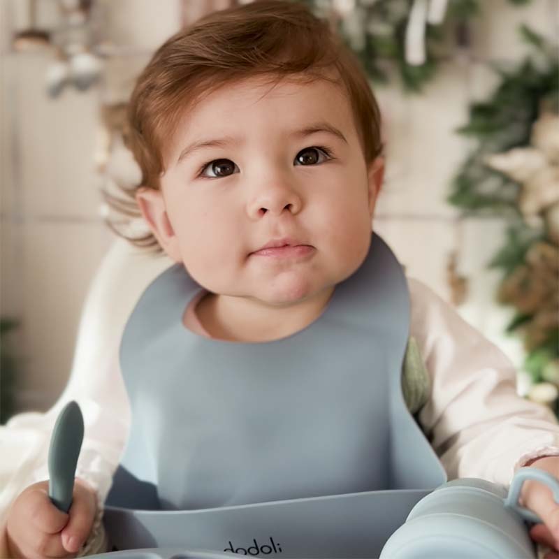 Puha szilikon baba előke zsebbel az ételmaradékok begyűjtésére, pasztell kék – 2