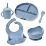 Szilikon baba étkészlet tálkával, tányérral, bögrével, előkével és kanállal – pasztell kék – Dodoli