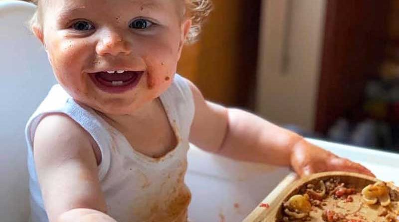 3 ok, amiért hagynunk kell a kisbabát az étellel játszani a BLW során